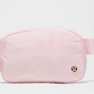 Lululemon Athletica Everywhere Belt Bag
1L (Blissful Pink)